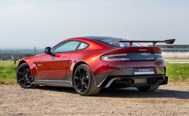 Aston Martin Vantage GT8 5