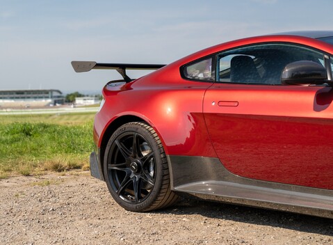 Aston Martin Vantage GT8 6