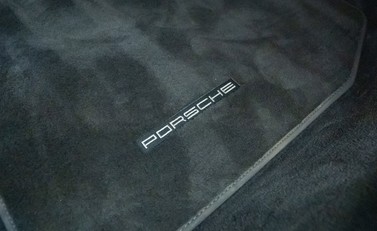 Porsche 911 Carrera 4 (992) 24