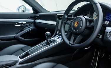 Porsche 911 GT3 TOURING (991.2) 10