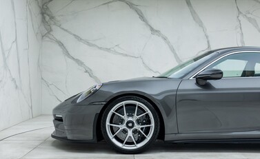 Porsche 911 GT3 TOURING (992) 41