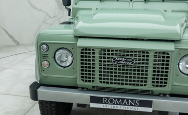 Land Rover Defender 110 HERITAGE 27