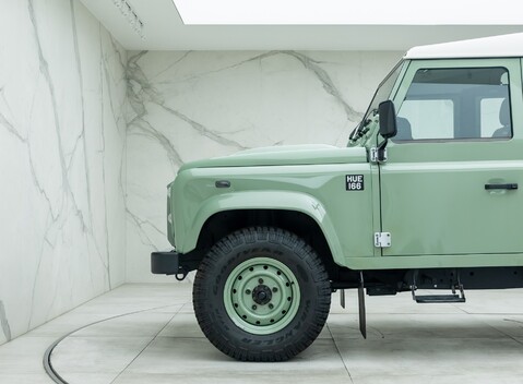 Land Rover Defender 110 HERITAGE 33