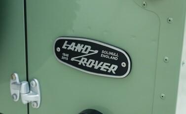 Land Rover Defender 110 HERITAGE 32