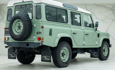 Land Rover Defender 110 HERITAGE 3