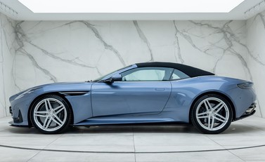 Aston Martin DB12 VOLANTE 4