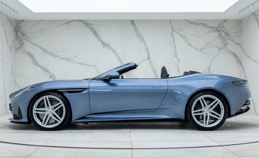 Aston Martin DB12 VOLANTE 3