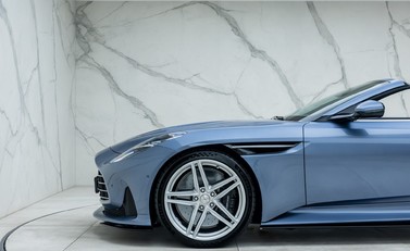 Aston Martin DB12 VOLANTE 43