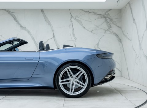 Aston Martin DB12 VOLANTE 44