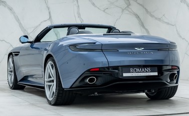 Aston Martin DB12 VOLANTE 10