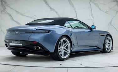 Aston Martin DB12 VOLANTE 5