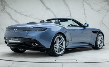 Aston Martin DB12 VOLANTE 6