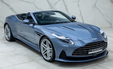 Aston Martin DB12 VOLANTE 11