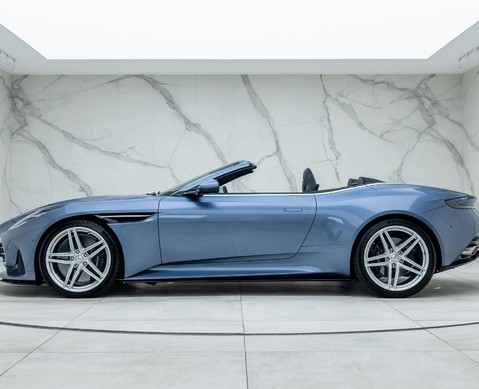 Aston Martin DB12 VOLANTE 