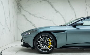 Aston Martin DB11 V8 COUPE 28