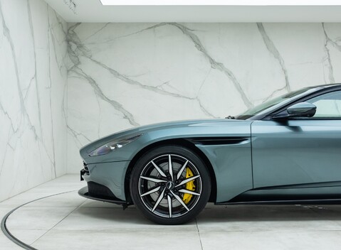 Aston Martin DB11 V8 COUPE 28