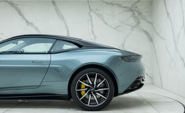 Aston Martin DB11 V8 COUPE 29