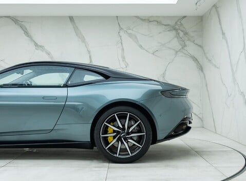 Aston Martin DB11 V8 COUPE 29