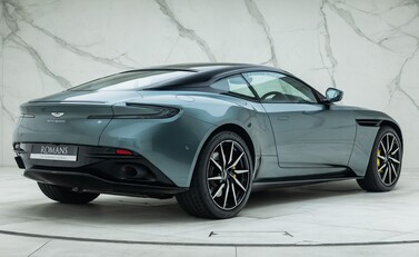 Aston Martin DB11 V8 COUPE 3