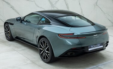 Aston Martin DB11 V8 COUPE 9