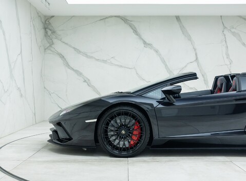 Lamborghini Aventador LP 740-4 S Roadster 38