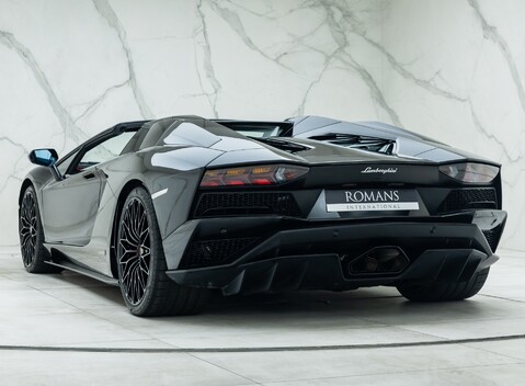 Lamborghini Aventador LP 740-4 S Roadster 10