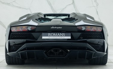 Lamborghini Aventador LP 740-4 S Roadster 8