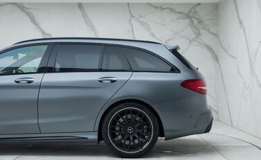 Mercedes-Benz C63 AMG PREMIUM Estate 32