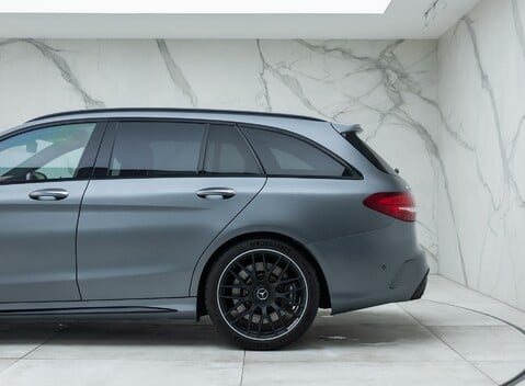 Mercedes-Benz C63 AMG PREMIUM Estate 32