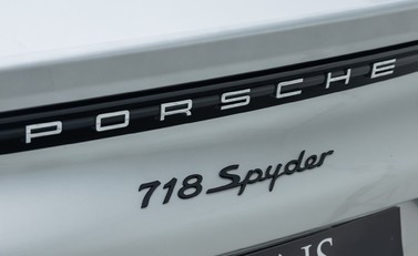 Porsche 718 SPYDER 32