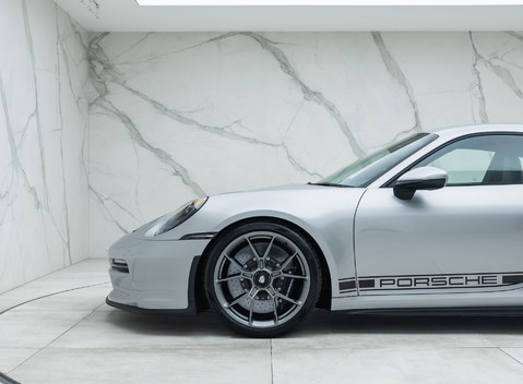 Porsche 911 GT3 TOURING (992) 28