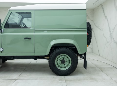 Land Rover Defender 90 HERITAGE HARD TOP 37