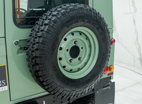 Land Rover Defender 90 HERITAGE HARD TOP 33