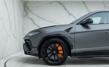 Lamborghini Urus S 33