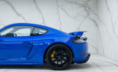 Porsche Cayman GT4 (718) 37