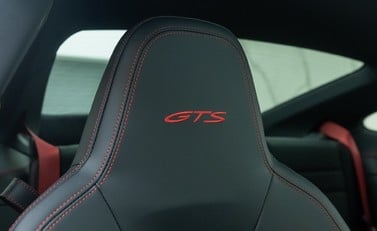 Porsche 911 Carrera 4 GTS (992) 13