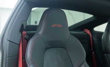 Porsche 911 Carrera 4 GTS (992) 12