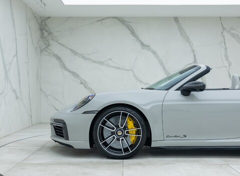 Porsche 911 Turbo S Cabriolet (992) 40