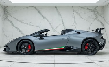 Lamborghini Huracan LP 640-4 PERFORMANTE SPYDER 3