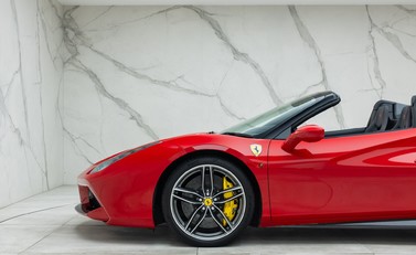 Ferrari 488 SPIDER 43