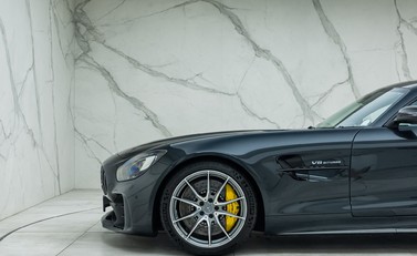 Mercedes-Benz AMG GT R 32