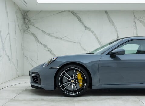 Porsche 911 Turbo S (992) 32