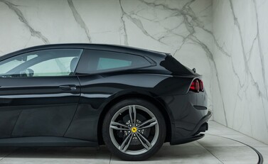 Ferrari GTC4 Lusso V12 33