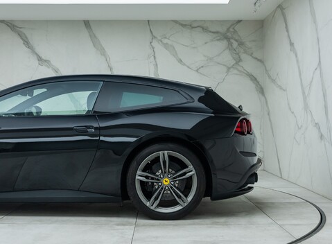 Ferrari GTC4 Lusso V12 33