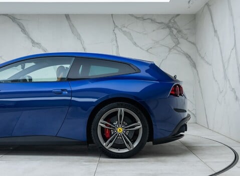 Ferrari GTC4 Lusso V12 37