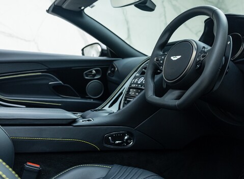 Aston Martin DB11 V8 VOLANTE 16