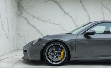 Porsche 911 GT3 TOURING (992) 35