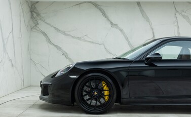 Porsche 911 Carrera GTS (991.2) 31