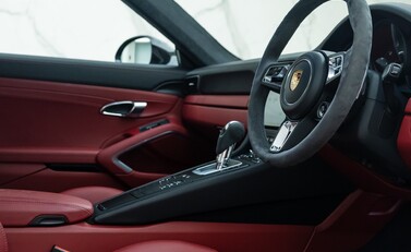 Porsche 911 Carrera GTS (991.2) 13