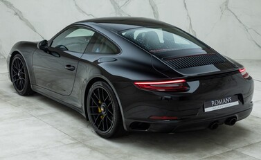 Porsche 911 Carrera GTS (991.2) 12